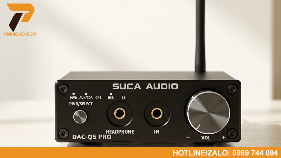 Mặt trước DAC giải mã âm thanh SUCA Q5 Pro với núm điều chỉnh âm lượng và cổng tai nghe 3.5mm.
